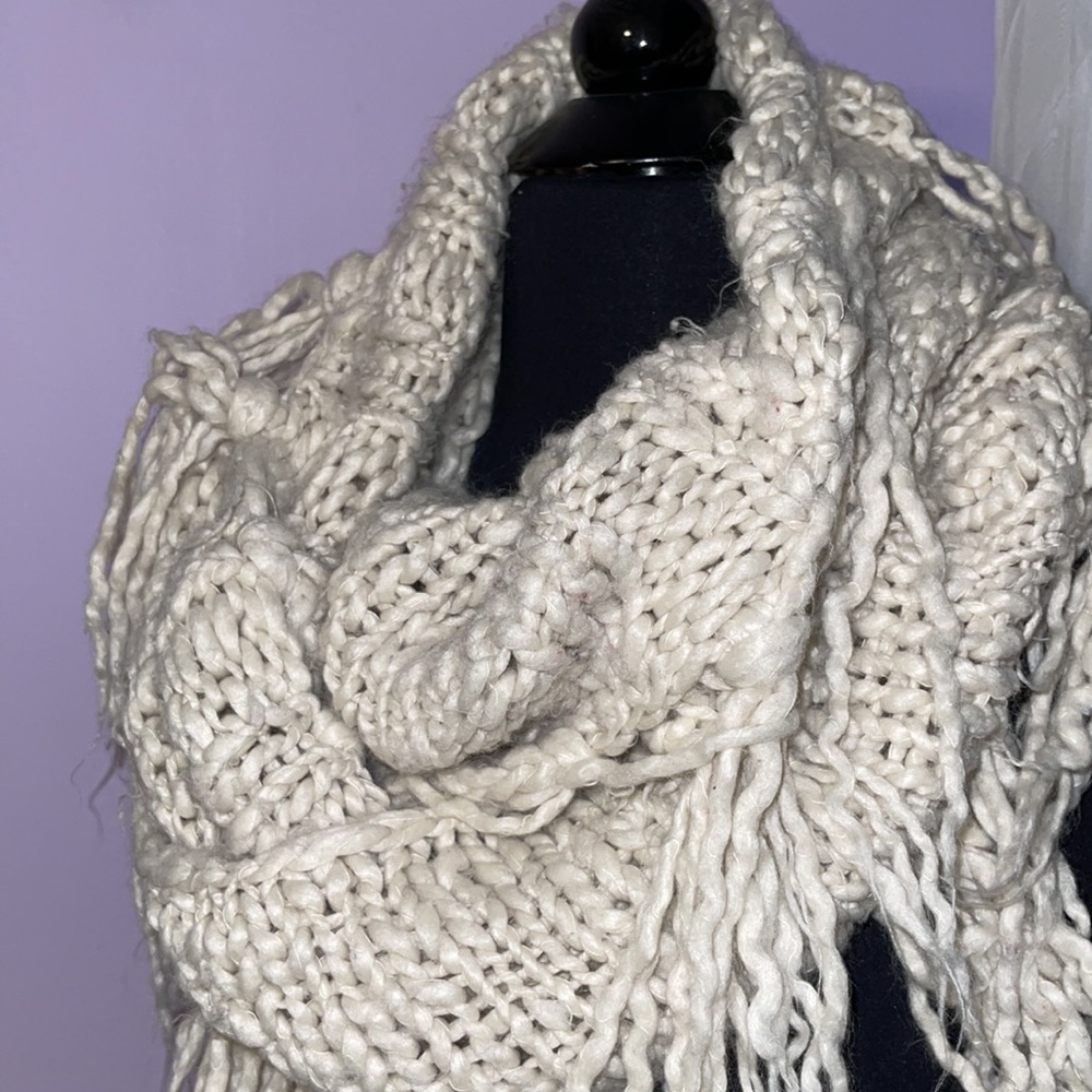 Cream wrap scarf - Picture 2 of 3